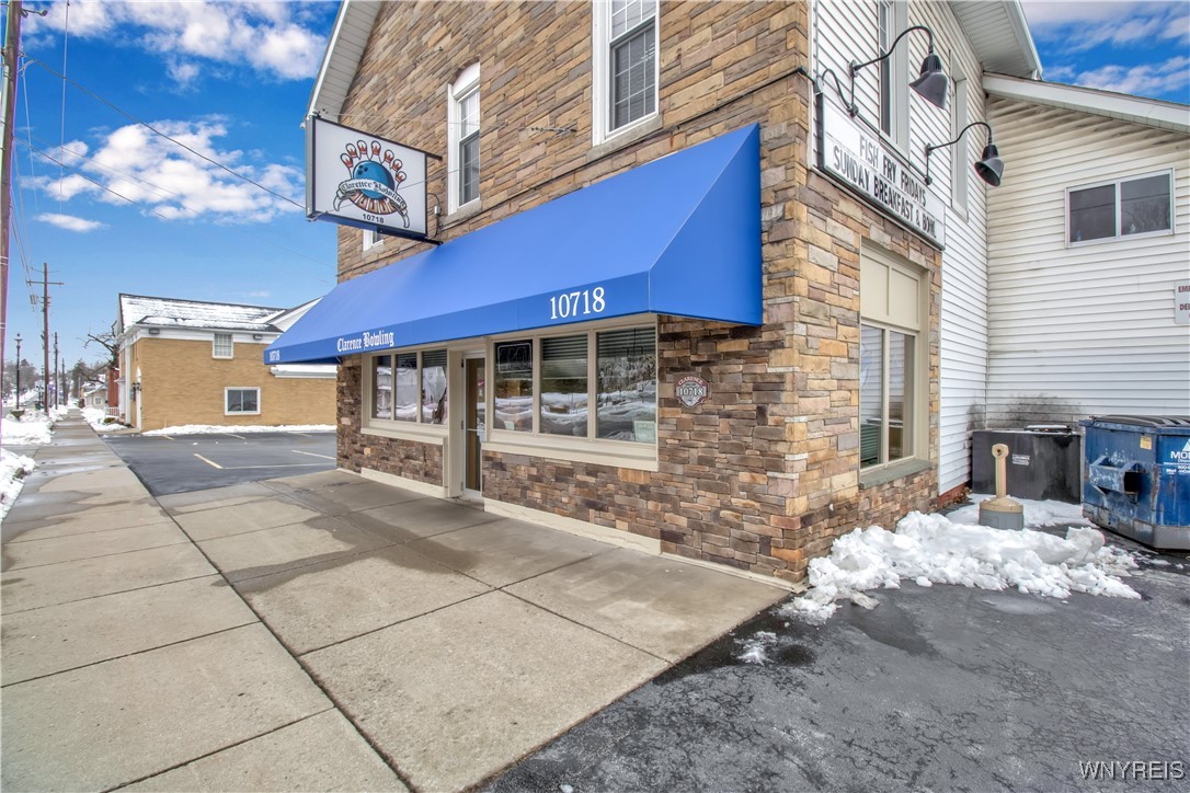 photo AkHy4f: 10718 Main Street, Clarence NY 14031