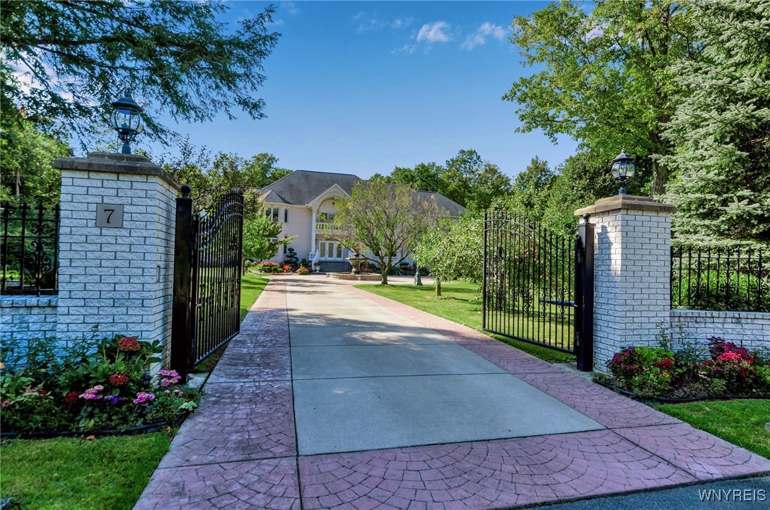 photo 2 : 7 Woodcrest Drive, Aurora NY 14127