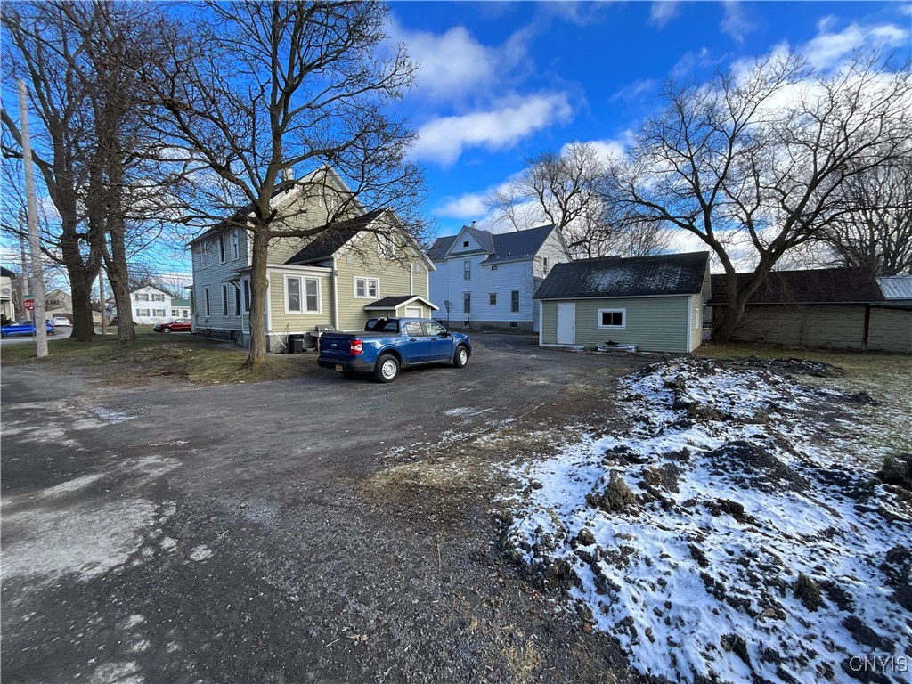 photo ug513v0y3W91qOhb7ez4vnro7LkXw8: 747 Coffeen, Watertown City NY 13601