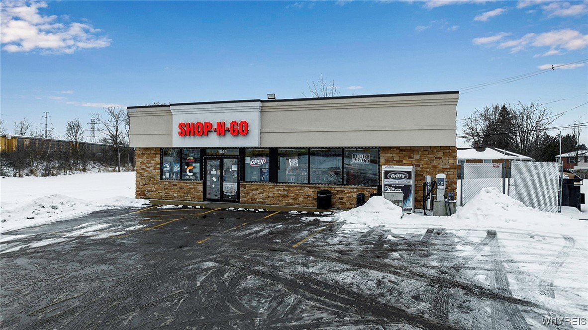 photo cwB7IaLKX0t0AfB6lzp-olPU0: 1849 Abbott Road, Lackawanna NY 14218