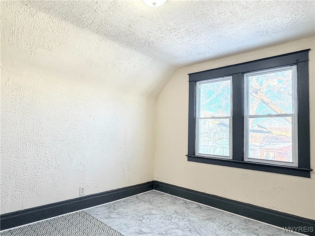 photo 4 : 2231 Cudaback Avenue, Niagara Falls NY 14303