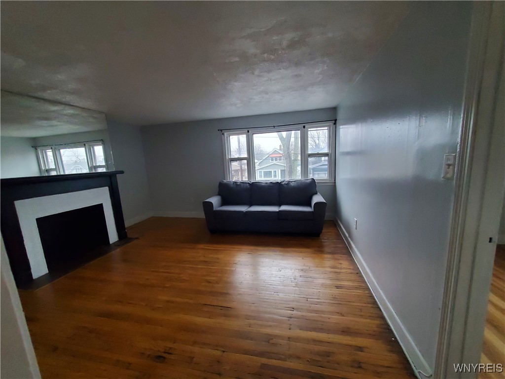 photo ef3RQ0MQ-KWMXIupIu6s7g1D4OWrhZex4Pw: 367 Warwick Avenue, Buffalo NY 14215
