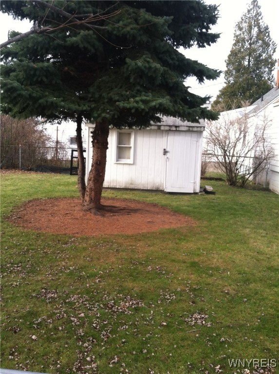 photo RSXIW-SuFIrAnGtX1Gk: 381 Hastings Avenue, Buffalo NY 14215