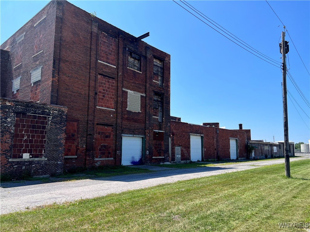 photo xe0OMmUD4Vq5HyCcElhf0FqXhYIscU: 703 Elk Street, Buffalo NY 14210