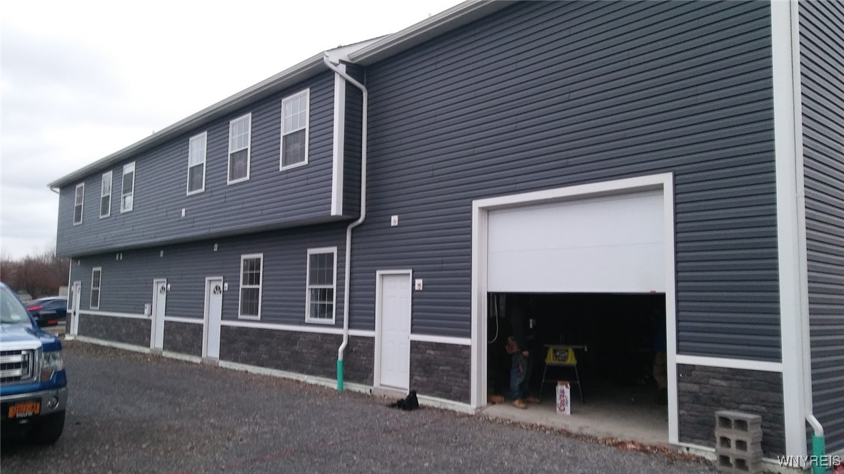 photo FLeqqOEG2Ms7avz9K8ESxfIQrKtIVE3gWkhEA: 2901 S Park Avenue, Lackawanna NY 14218