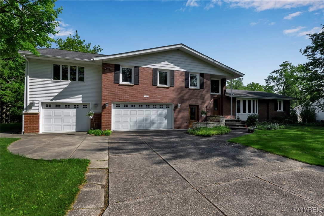 photo 1 : 9325 Hunting Valley Road North, Clarence NY 14031