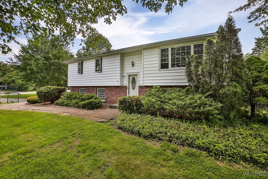 photo 1 : 831 West Gebhard Lane, Alden NY 14004
