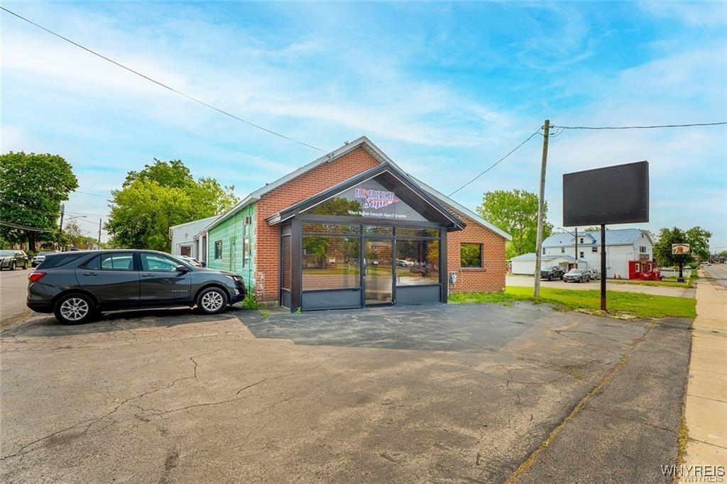 photo yRPBGloRLodb8SOI9kUpWxC3uA2mNo: 1486 Abbott Road, Lackawanna NY 14218