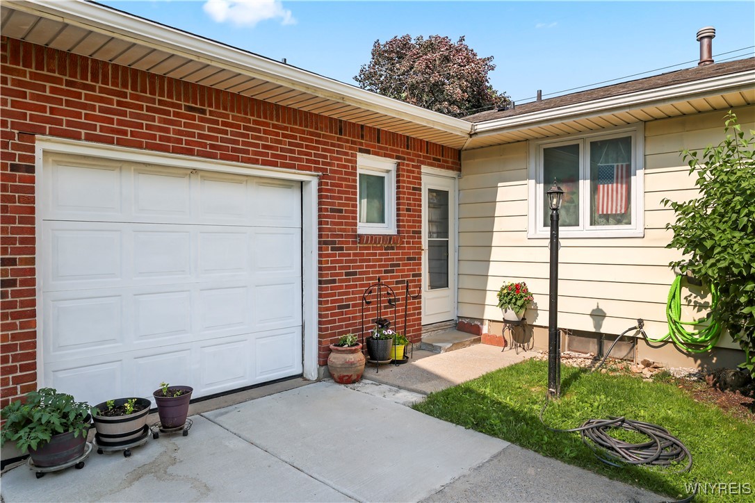photo 3 : 914 Reserve Road, West Seneca NY 14224