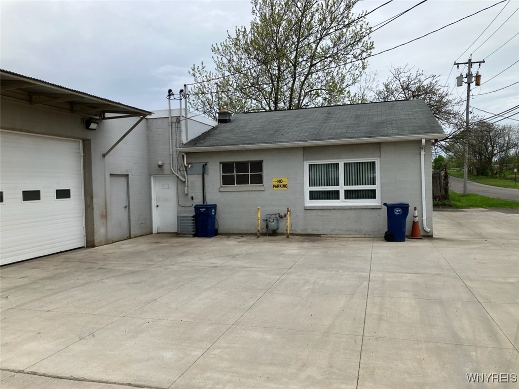 photo 4Je59lBvnJfpYGxN75Exanns: 2543 Seneca Avenue, Niagara Falls NY 14305