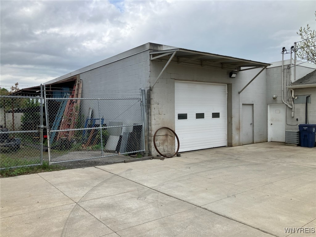 photo 3 : 2543 Seneca Avenue, Niagara Falls NY 14305