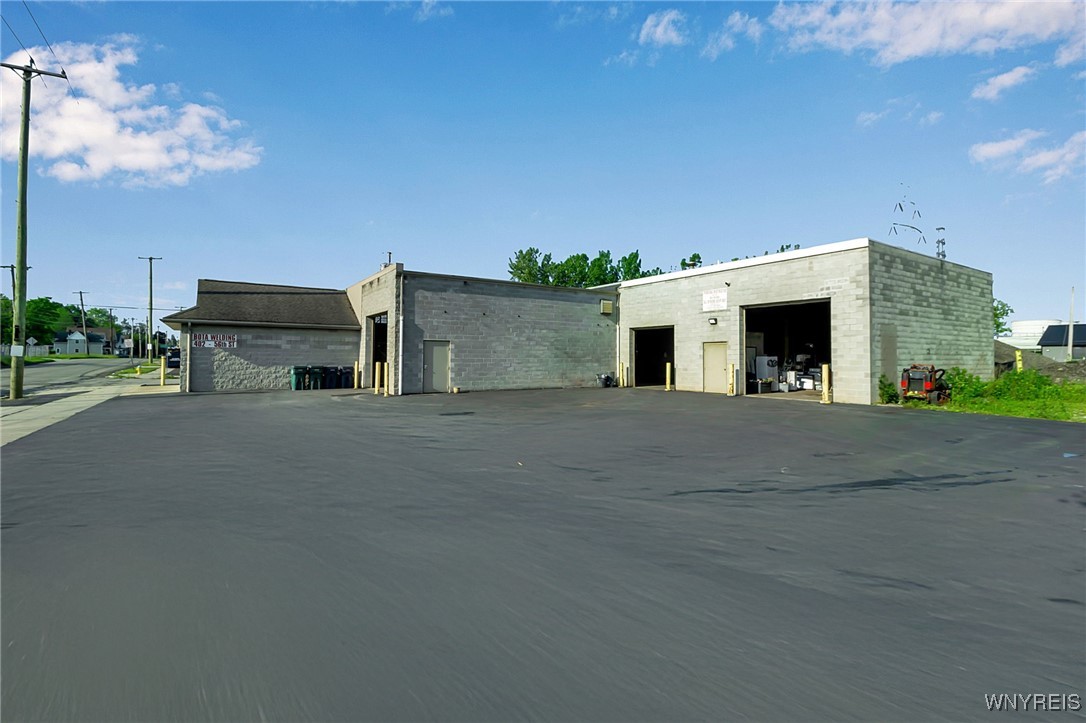 photo LDiitj9wYAJ8: 402 56th Bay #1 Street, Niagara Falls NY 14304