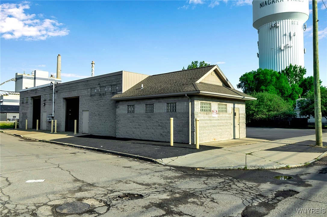 photo 2 : 402 56th Bay #1 Street, Niagara Falls NY 14304
