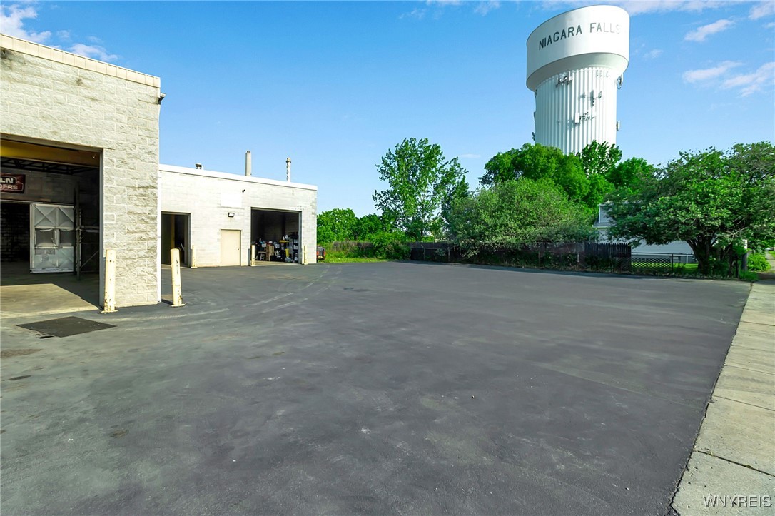 photo 3 : 402 56th Bay #2 Street, Niagara Falls NY 14304