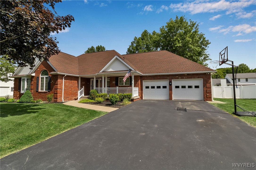 photo : 6290 Emily Court, Clarence NY 14032