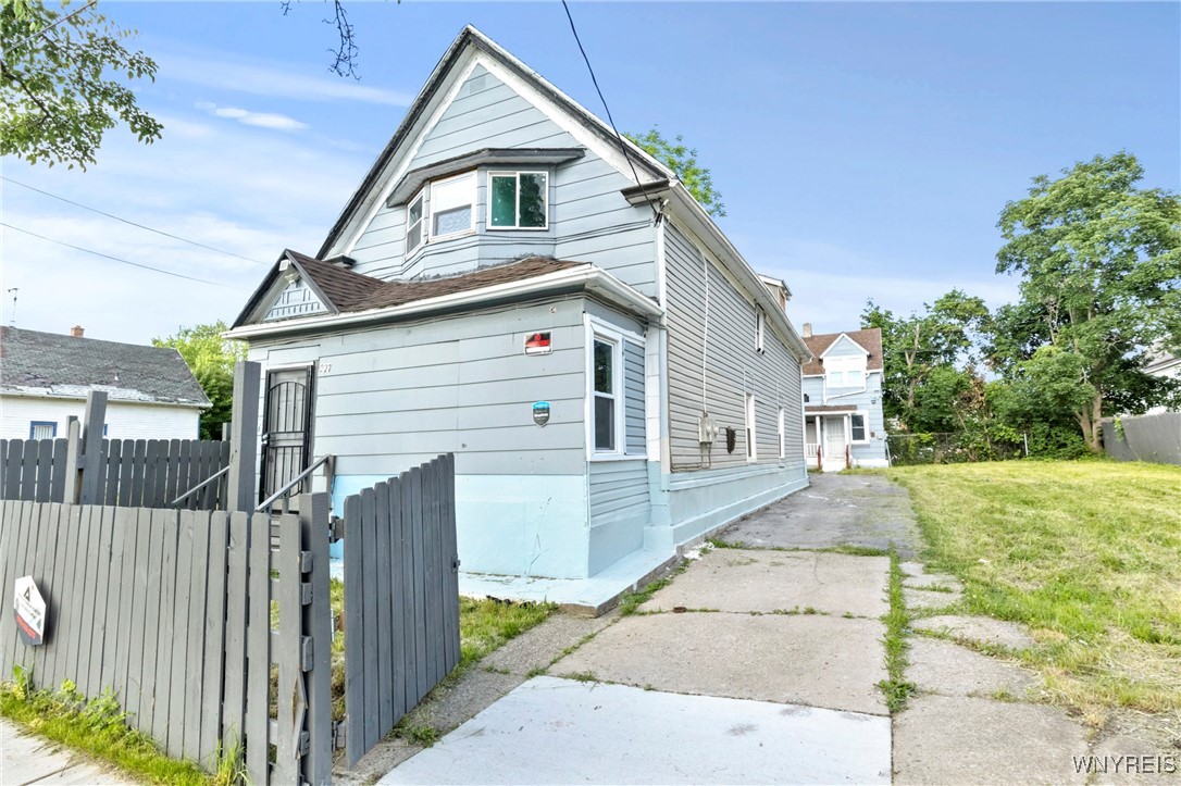 photo 2 : 227 Burgard Place, Buffalo NY 14211