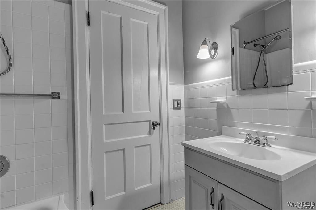 photo undefined: 818 Auburn Avenue Lower, Buffalo NY 14222