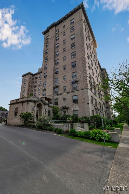photo YOil0: 33 Gates Circle 6B, Buffalo NY 14222