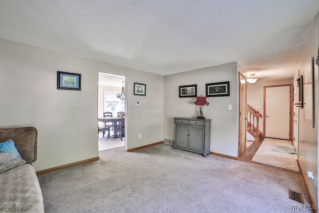 photo 3 : 58 Williamsburg Lane, Lancaster NY 14086