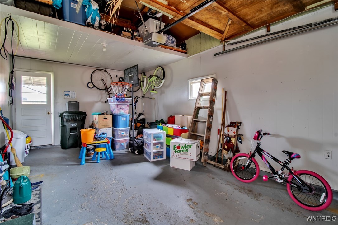photo e: 86 Mary Lou Lane, Cheektowaga NY 14043