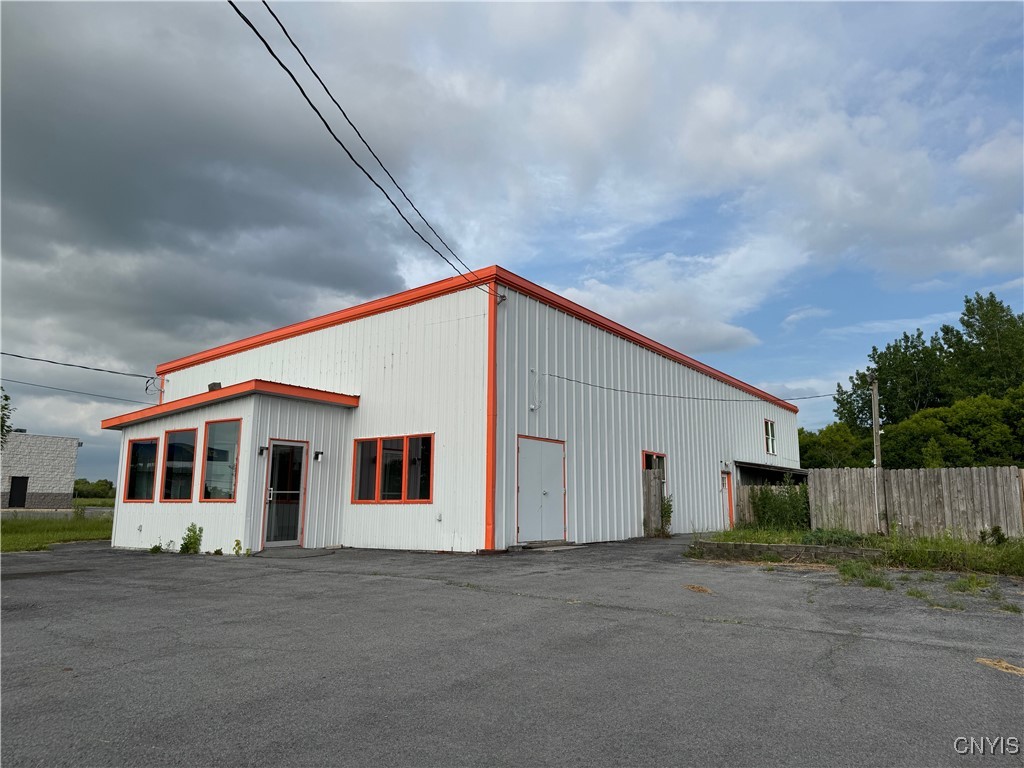 photo 4Z0hb4MrnKReDq2WAfi8mcRcNNA: 22252 US Route 11, Watertown Town NY 13601