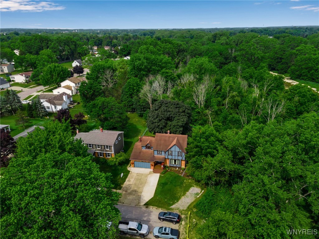 photo dH0oFU9Y2gk: 112 Creekview Drive, West Seneca NY 14224