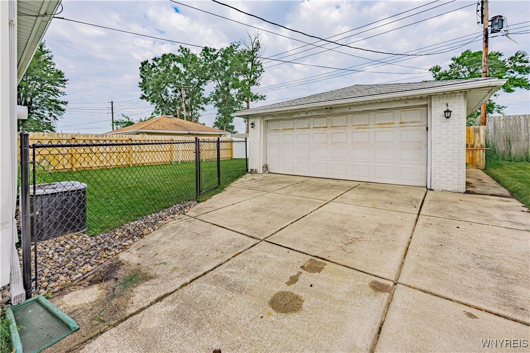 photo 4 : 24 Ceil Drive, Cheektowaga NY 14227