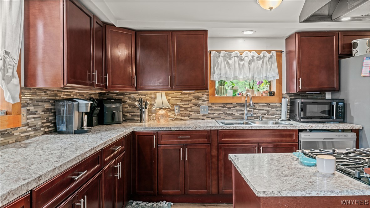 photo 2 : 7160 Ward Road, Wheatfield NY 14120