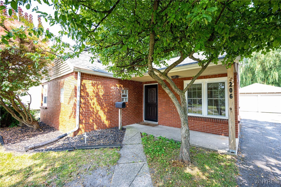 photo msL1gqf18zws: 206 Aurora Street, Lancaster NY 14086