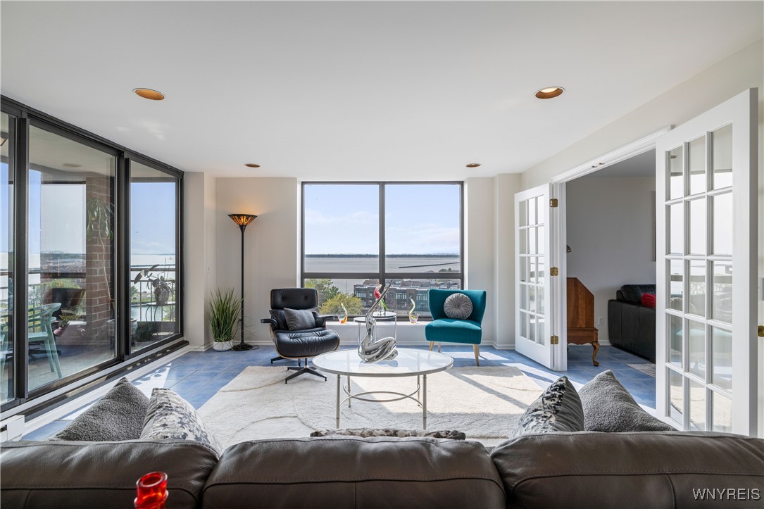 photo e1ka7wsr35mghXFtcri6UQ: 801 Admirals Walk Circle, Buffalo NY 14202