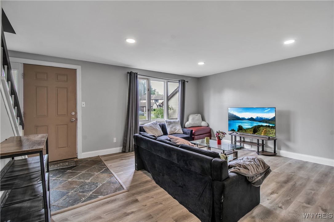 photo 2 : 351 Charlesgate Circle, Amherst NY 14051