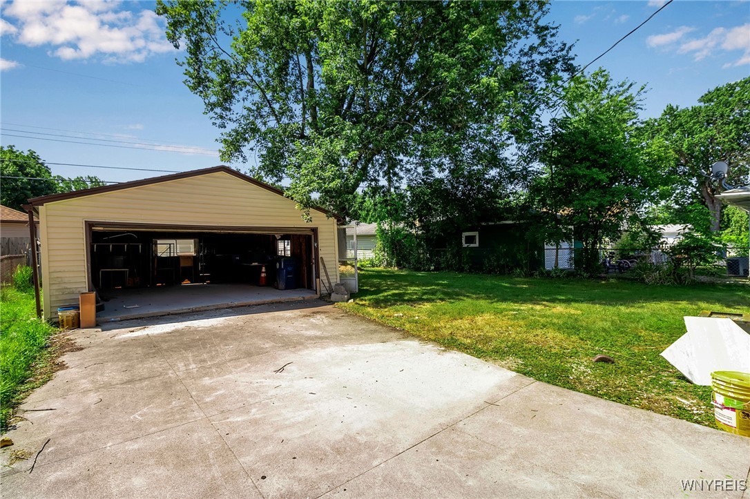 photo 4 : 689 Longmeadow Road, Amherst NY 14226