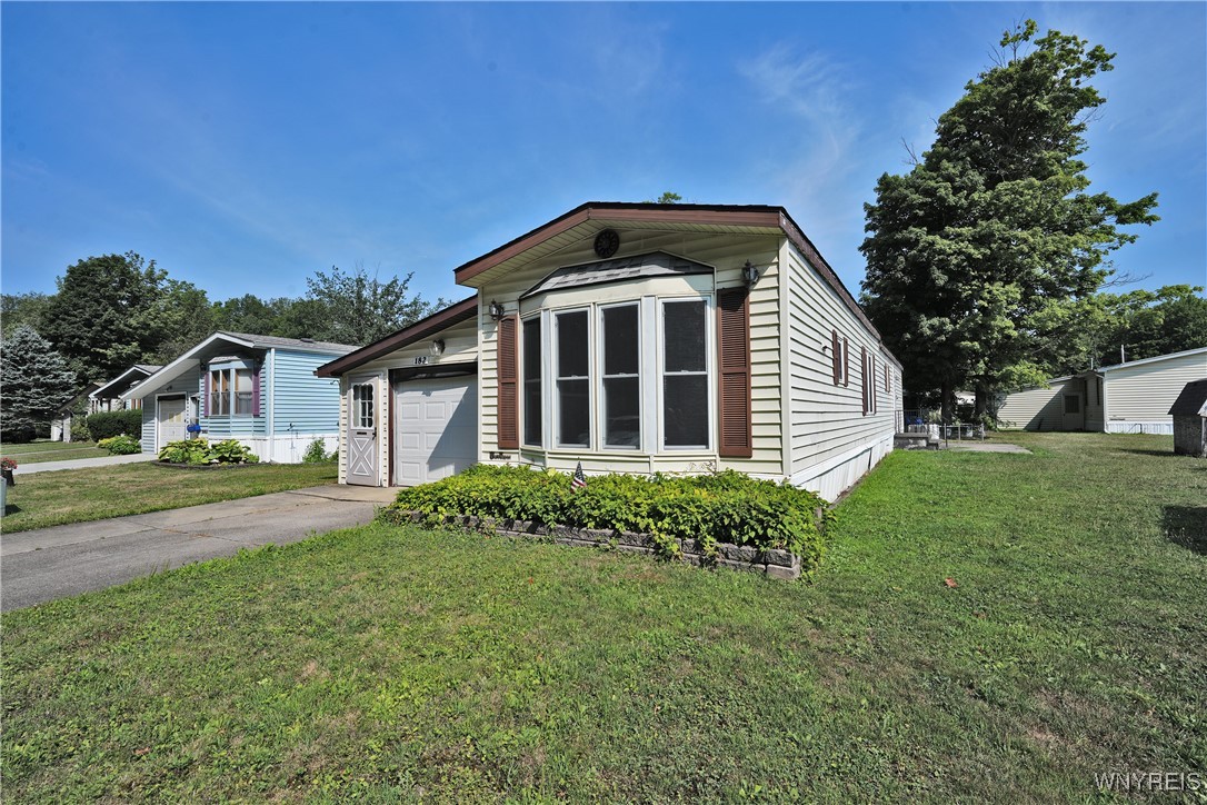 photo C0MVokAk: 182 Bush Gardens, Alden NY 14004