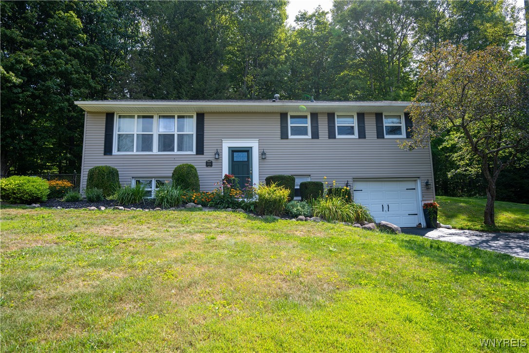 photo WC58QrqwCnjV7lW8lcUzMz55w50nQx6A: 8711 South Greenbriar, Boston NY 14025