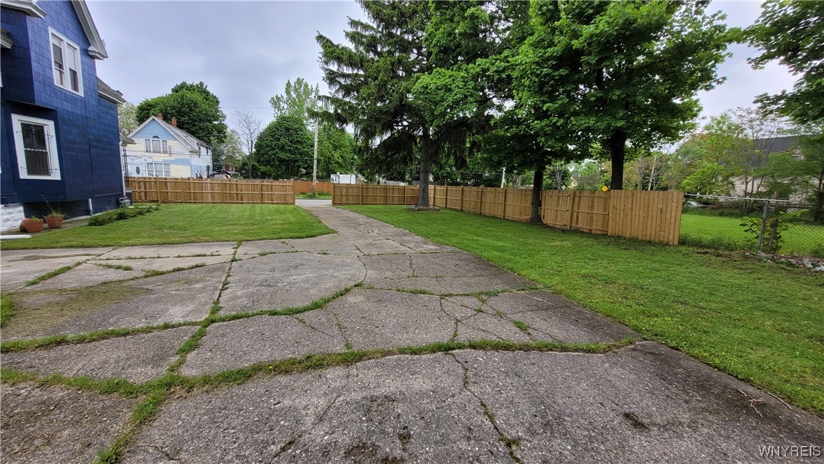 photo 2 : 325 BOX AVE (UPPER) Avenue, Buffalo NY 14211