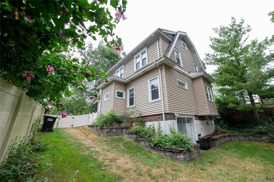 photo KLJ-8UsckKJzFHNU: 511 Robineau Road, Syracuse NY 13207