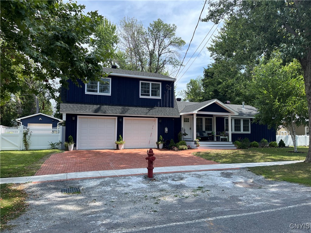 photo YdZ: 209 East Main Street, Hounsfield NY 13685