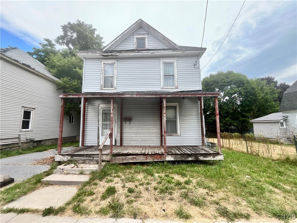 photo QQs2EslyvmSgv-4DnitXEb35ip4JBhc: 921 Riggs Avenue, Watertown City NY 13601