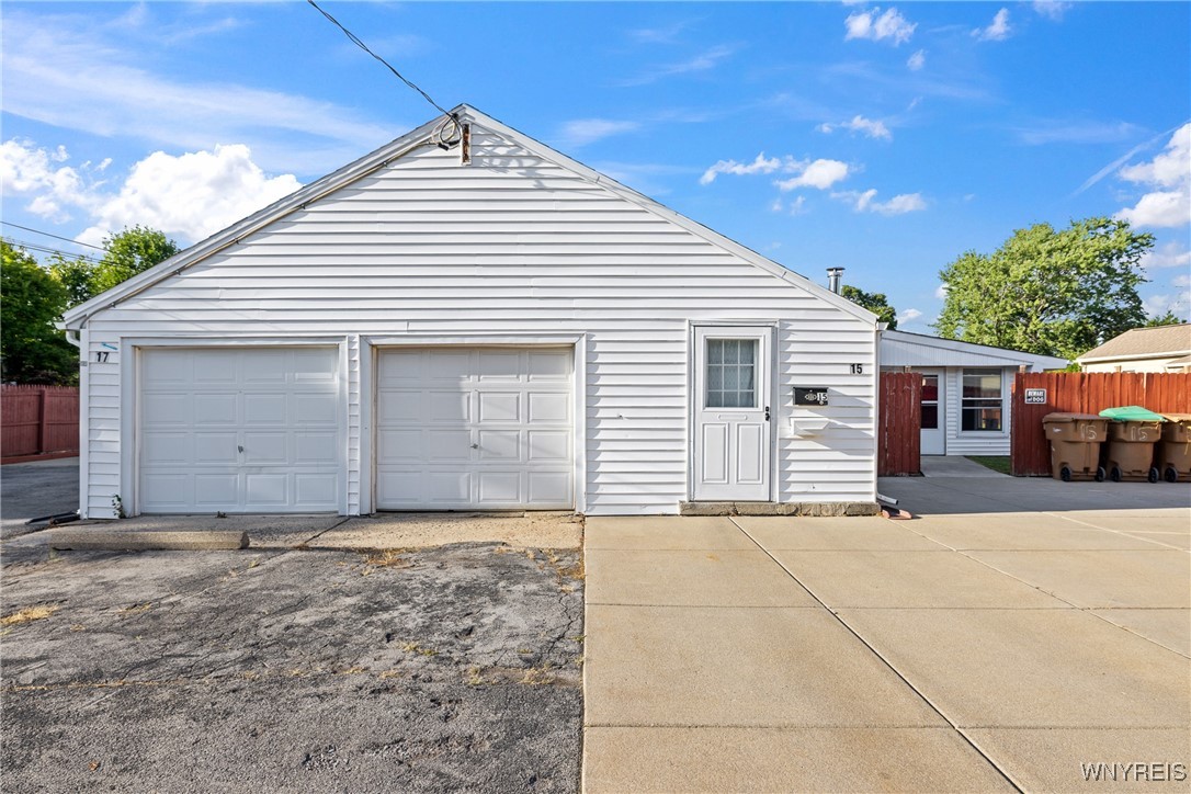 photo 1 : 17 Redwood Drive 15, Cheektowaga NY 14225