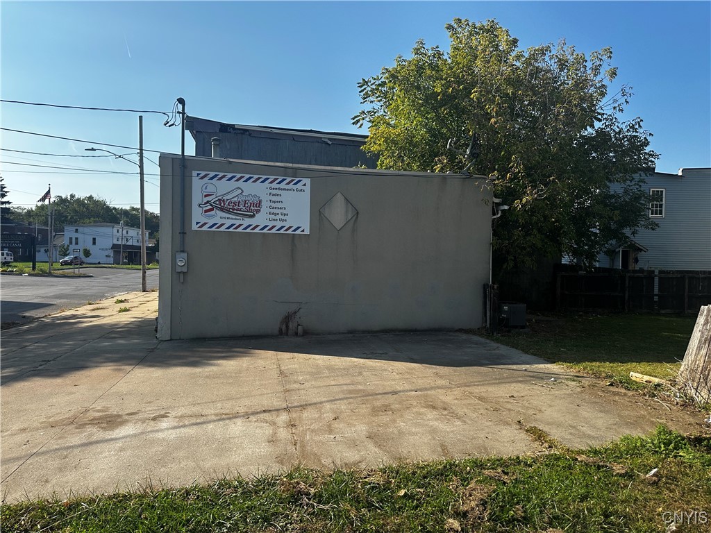 photo 7Hf4D10VxItG8Q5xbQ: 1014 Whitesboro Street, Utica NY 13502