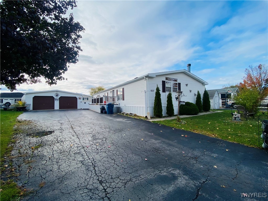 photo undefined: 837 Willowbrook Drive, Lockport City NY 14094