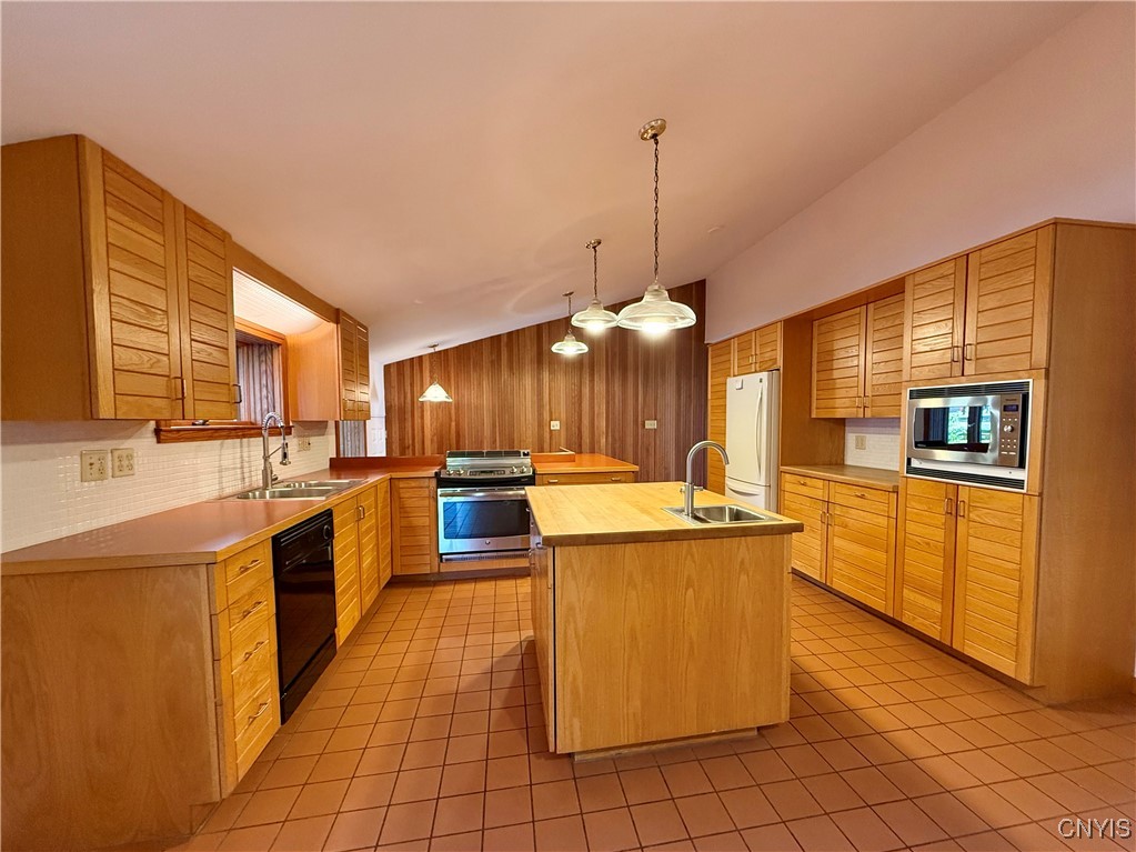 photo undefined: 3 Whistler Road, Whitestown NY 13492